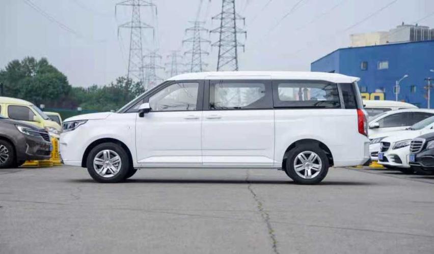 宽体商务车五菱征程来啦!让你生活和工作都能兼顾