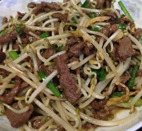 做法:材料: 1块牛肉;300克没有头的豆芽;一个红辣椒;一片生姜;2个韭菜
