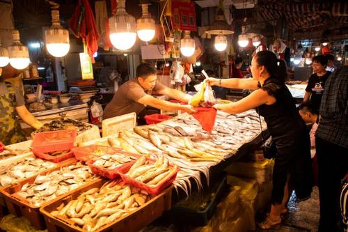 霞浦南街农贸市场内琳琅满目的海鲜,或在夜里海鲜大排档一条街亲自
