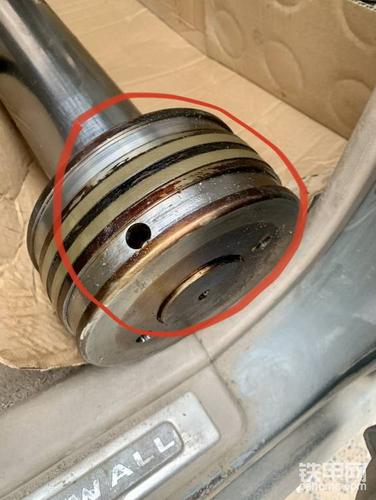 临工956l动臂油缸拆装技巧分享