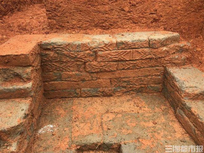 湖南一中学挖出古代墓葬|铜镜|文物|砖室墓|古墓葬_网易新闻