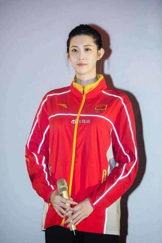 女排最美副攻薛明近照,身材依旧苗条,再穿国家队队服