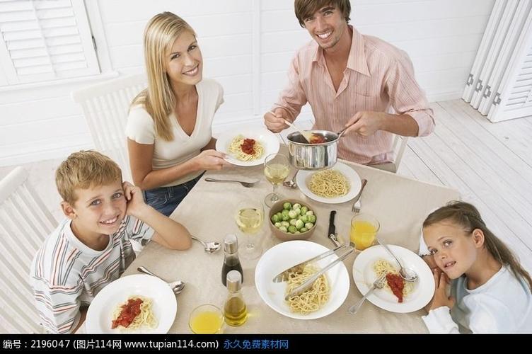 围着餐桌吃饭的一家四口