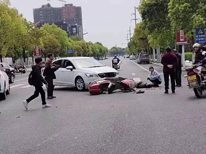 鹰潭发生一起车祸!