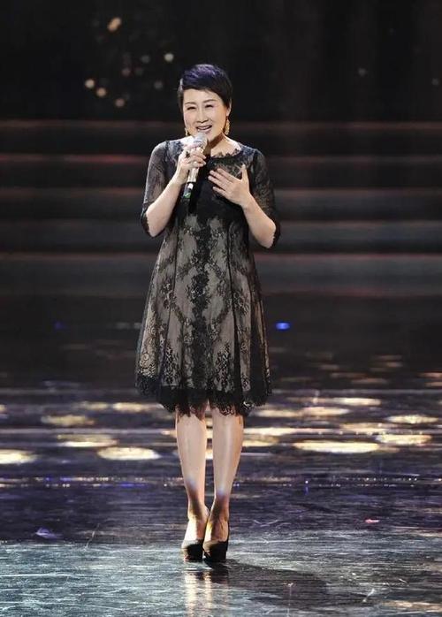 张凯丽真不知道自己多大岁数吗穿粉色西装配短裤关键还减龄