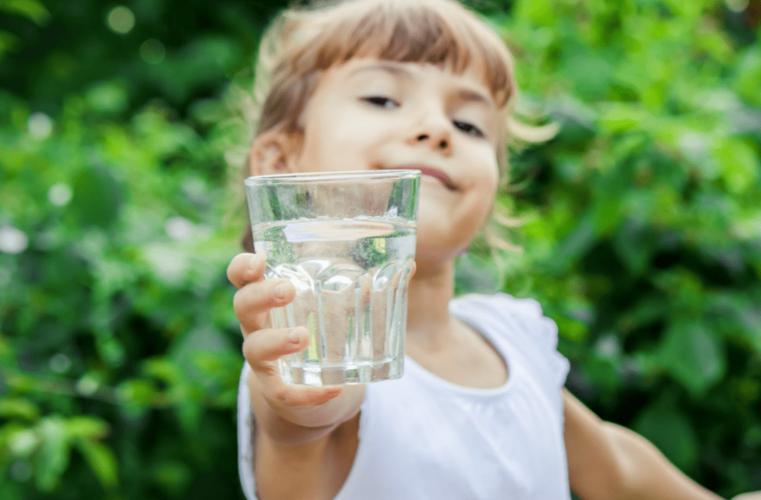 这样给宝宝喝水,越喝越伤身!喝水的这4件事,家长一定要知道!