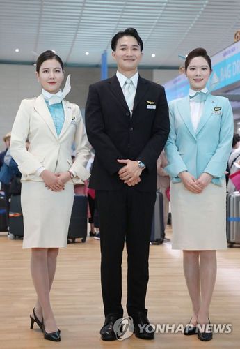 大韩航空美女空姐上演制服诱惑,展示成立50年来的11套空乘服