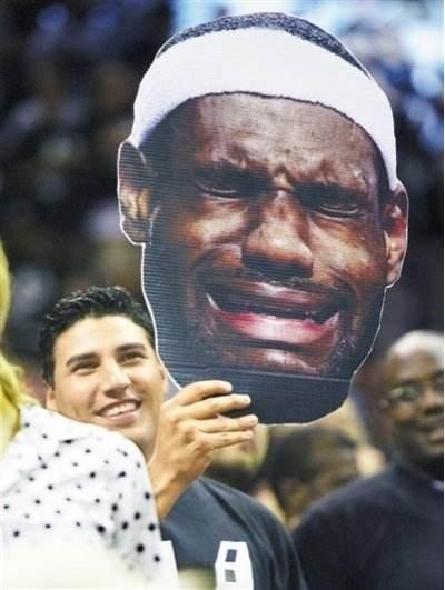 这本来是詹姆斯在替补席上搞怪做的表情,后来却成为球迷黑他的工具.