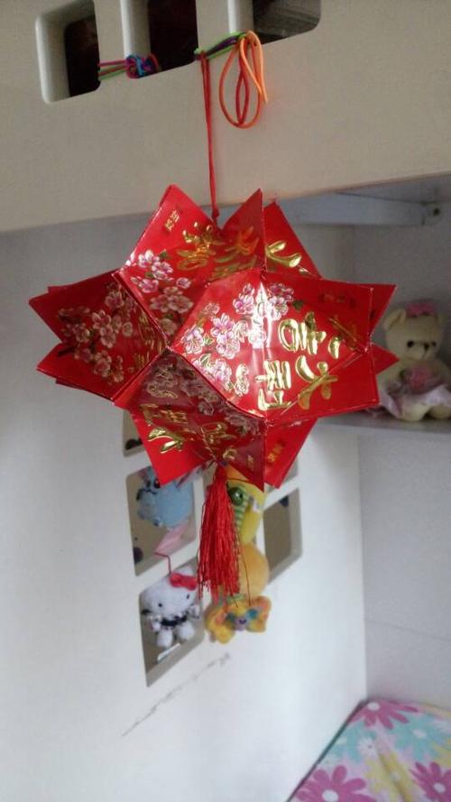 竖着每两个三角形重合订好,顶部加上挂绳,底部加上灯笼须,整个灯笼做