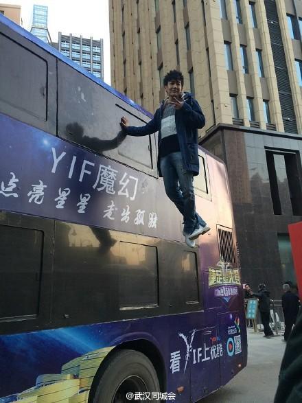 魔术师在武汉街头大玩"悬浮" 单手悬空扶公