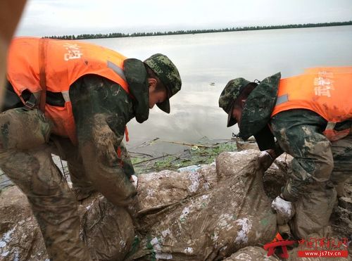 【抗洪抢险】武警水电官兵处置望江县伍玖圩漫坝险情