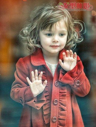 小女孩 斜刘海短烫发发型