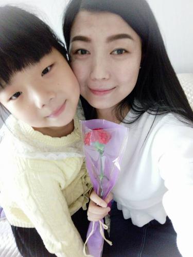 今天是母亲节,姐姐送给妈妈的花,妈妈你辛苦啦!我们爱你