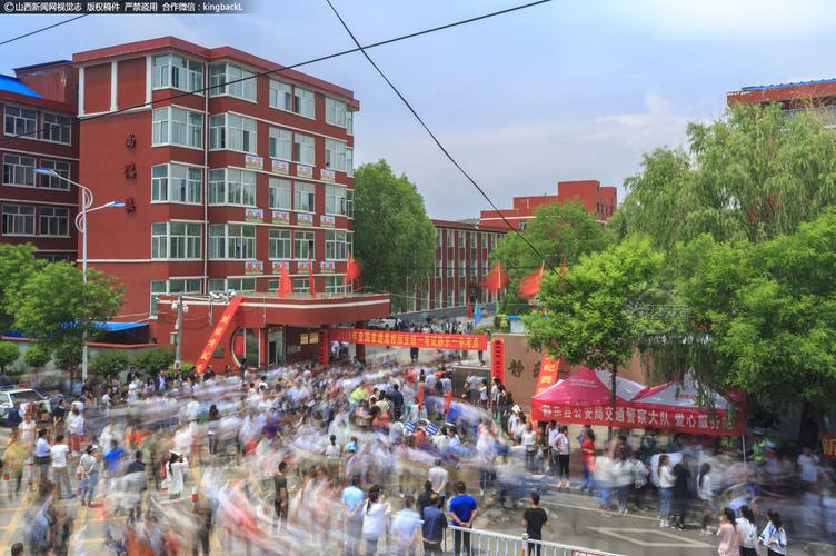 静乐一中考点,参加完第一科考试的莘莘学子正步出考场.