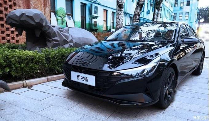 路上偶遇伊兰特轿跑车的风格有点让我惊讶