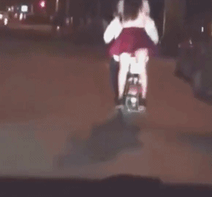 搞笑动态图精选:妹子化妆吓得我都萎了!