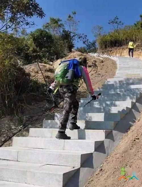 "像普通人以前没有两到三个小时是爬不上黄杨山顶的,现在有了登山