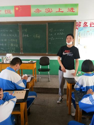 五中学子归来 校园花开争艳