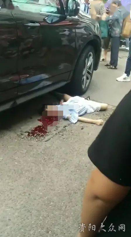 惊!1日晚资阳桥亭子突发车祸,小女孩倒在血泊中,围观市民久未散去