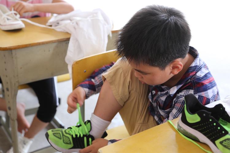 2017生活小达人比赛——一年级(穿鞋穿衣)