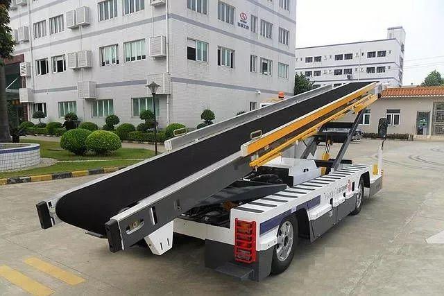 行李传送车是用于飞机装卸行李,包裹及邮件等货物的专用设备,一般会