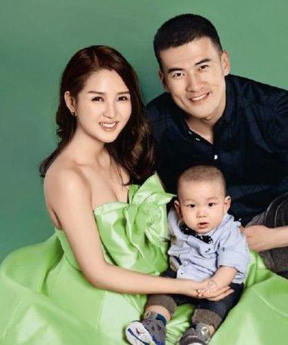 何洁自曝已怀二胎 晒老公赫子铭与儿子温馨合照