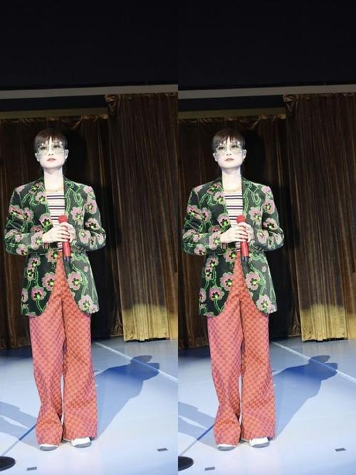 李宇春的时尚感挺超前的一身粉绿的印花西装一般人有点难驾驭