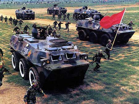 我军机械化步兵进行冲击演练