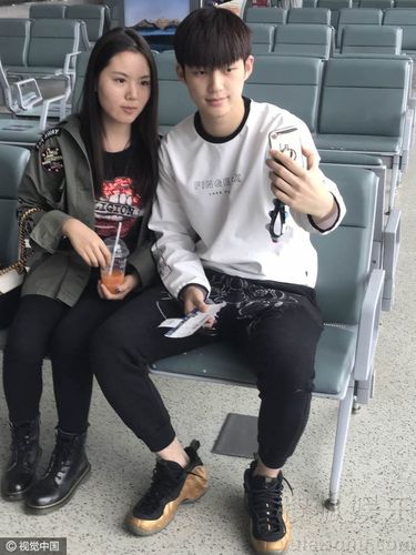 腿长三米二!董力休闲装现身 低调难掩帅气