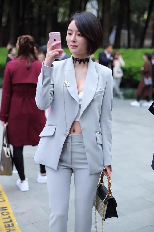 短发女主管职业装时尚干练, 小秀蛮腰事业线, 轻轻一笑很有韵味
