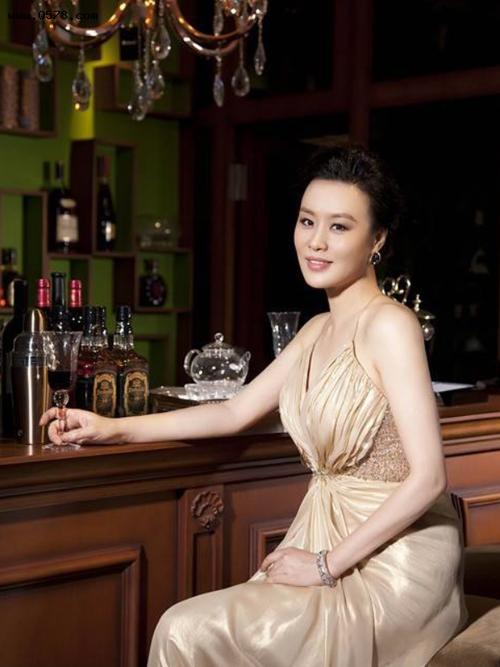 邬君梅:28岁成奥斯卡终身评委,54岁未生育,与老公甜如