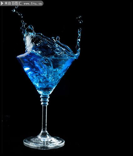 图片素材描述: 酒 鸡尾酒 玻璃杯 酒杯 杯子 玻璃 酒水 饮料 饮品