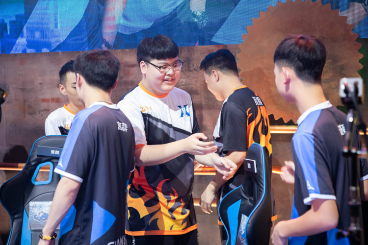 cfml丨场外叨叨叨:kz竟为sn"安装gps"? 解说太年轻认为可以提早下班