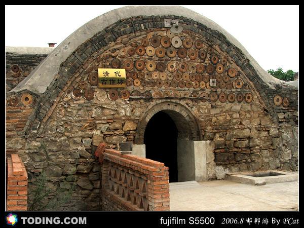  p>窑一般有以下三层含义:一是指窑炉,二是指生产陶瓷器的窑口,三是窑