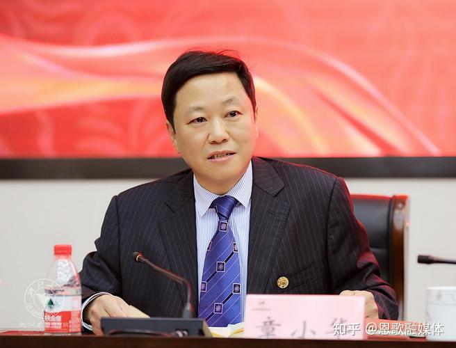 章小华(红狮控股集团董事长兼总经理)