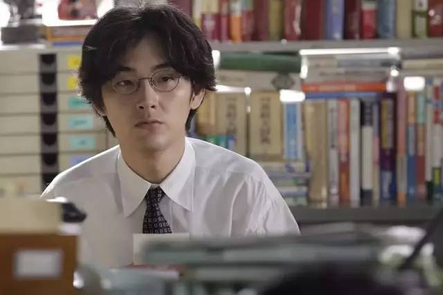 松田龙平饰演的马缔光也,是个不善交际的宅男.