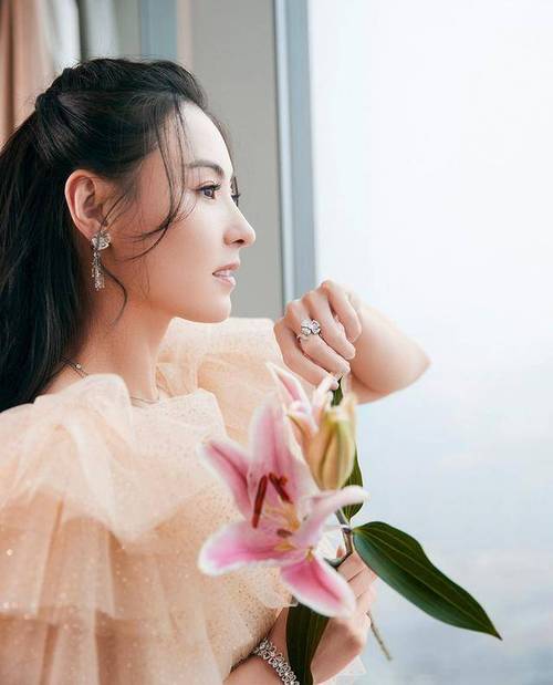 在精修图下,张柏芝侧脸线条完美,脸部肌肤饱满,是真正扛得住岁月的