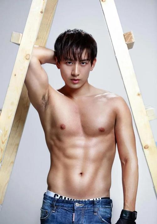 成毅肌肉帅照,腹肌完美成毅赤膊秀肌肉的机会很少,这组绝对是粉丝们