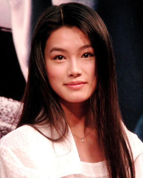 "岩女郎"于娜又整容了?39岁连续变样,才半年时间又认不出来了