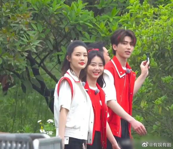 谭松韵李沁综艺同框青春可爱状态超好