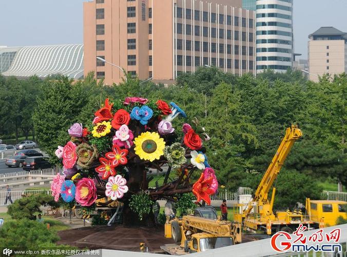 北京长安街摆花工作加紧进行
