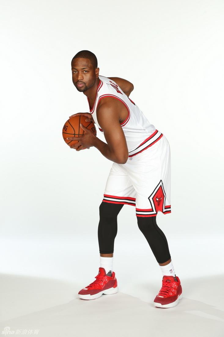 8 / 11 北京时间7月30日,韦德正式亮相新东家公牛队,并拍摄定妆照