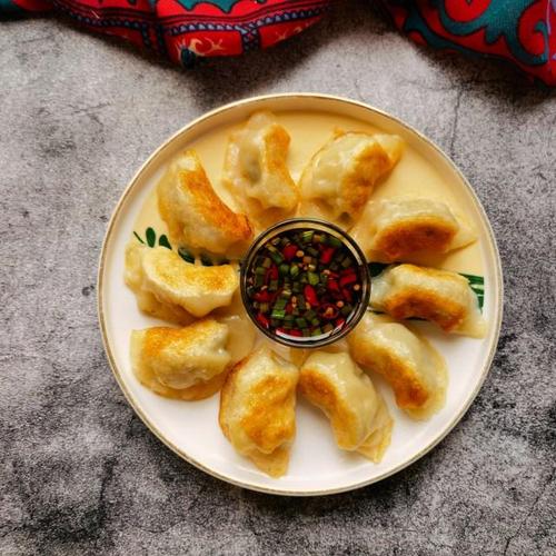 槐花韭菜猪肉煎饺,外焦里嫩,蘸上料汁,特别好吃