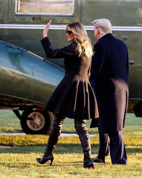 梅拉尼娅前往庄园过圣诞!穿黑大衣变娇俏,牵手特朗普开心如少女