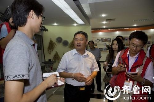 后八村支部书记宋伟为记者介绍后八村的发展情况 齐鲁网9月12日报道