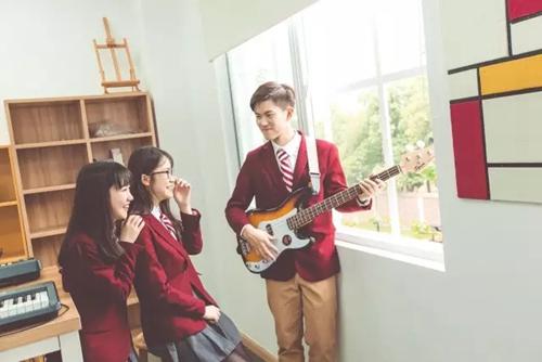 武汉三牛中美中学 学校动态      "请问老师,她为什么不穿校服?