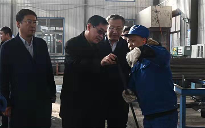 1月19日,山西焦煤西山煤电副总经理张文龙前往新产业支护公司督导
