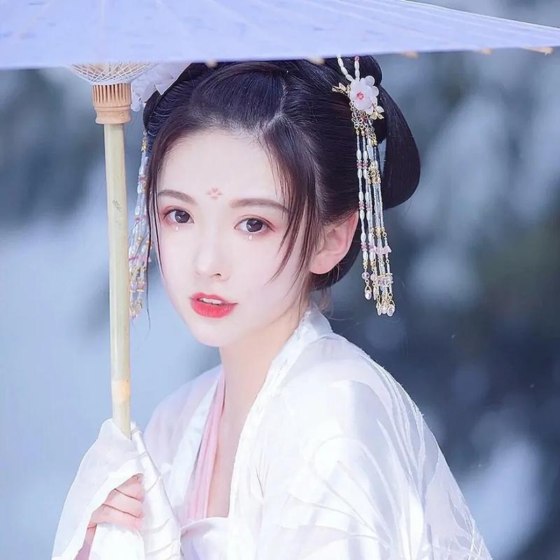 超仙真人汉服女生头像:晓看天色暮看云 行也思君 坐也思君