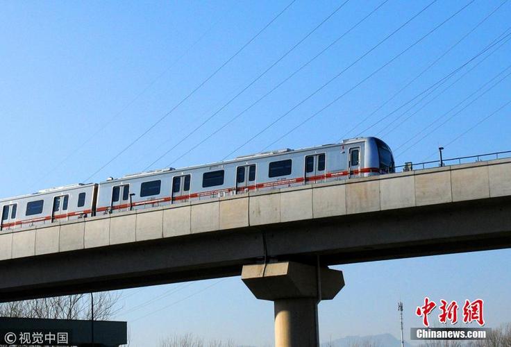 全国首条无人驾驶地铁燕房线加紧调试即将开通