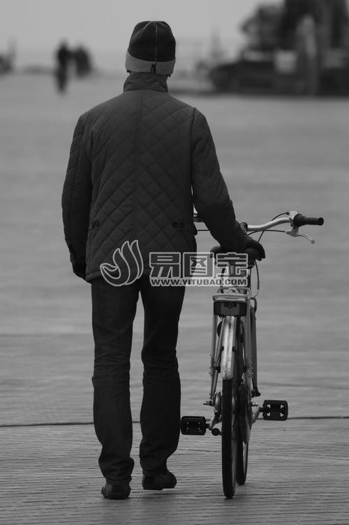 街道上推自行车的老人图片